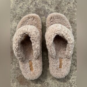 OluKai Kīpea Heu Fuzzy Slipper Sandal Size 8